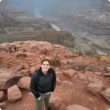 Foto på kvinna taget något ovanifrån vid Grand Canyon.