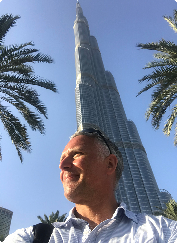 Selfie på en man vid Burj Kahlifa