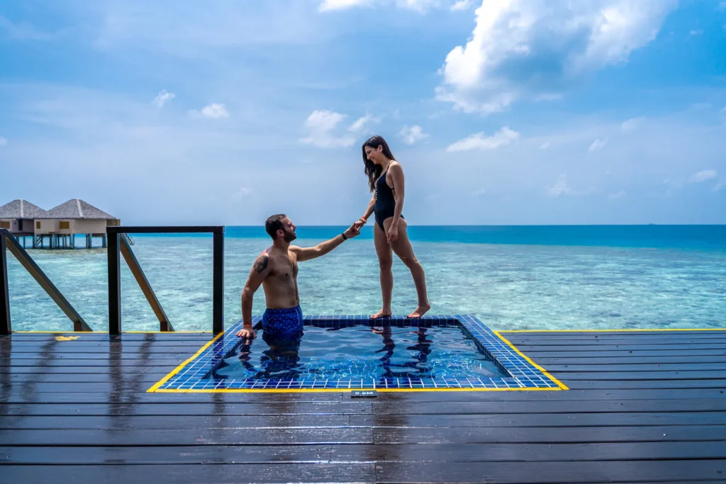 Par vid plunge pool i vattenvilla på Adaaran Prestige Vadoo