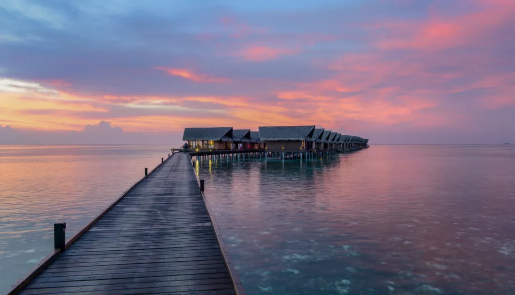 Brygga till Ocean Villas på Adaaran Select Hudhuran Fushi i skymningen