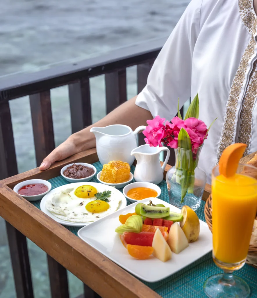 Frukost serveras av butler på terrassen i en vattenvilla